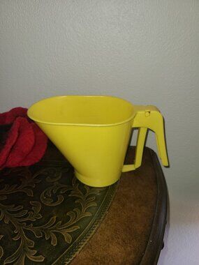 Vintage Rubbermaid Hand Held 3-Cup Sifter YELLOW Heavy Duty Plastic USA